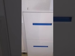 El polvo cubrió el cajón de acero vertical del metal 4 de los cabinetes de archivo que el gabinete inclina resistente